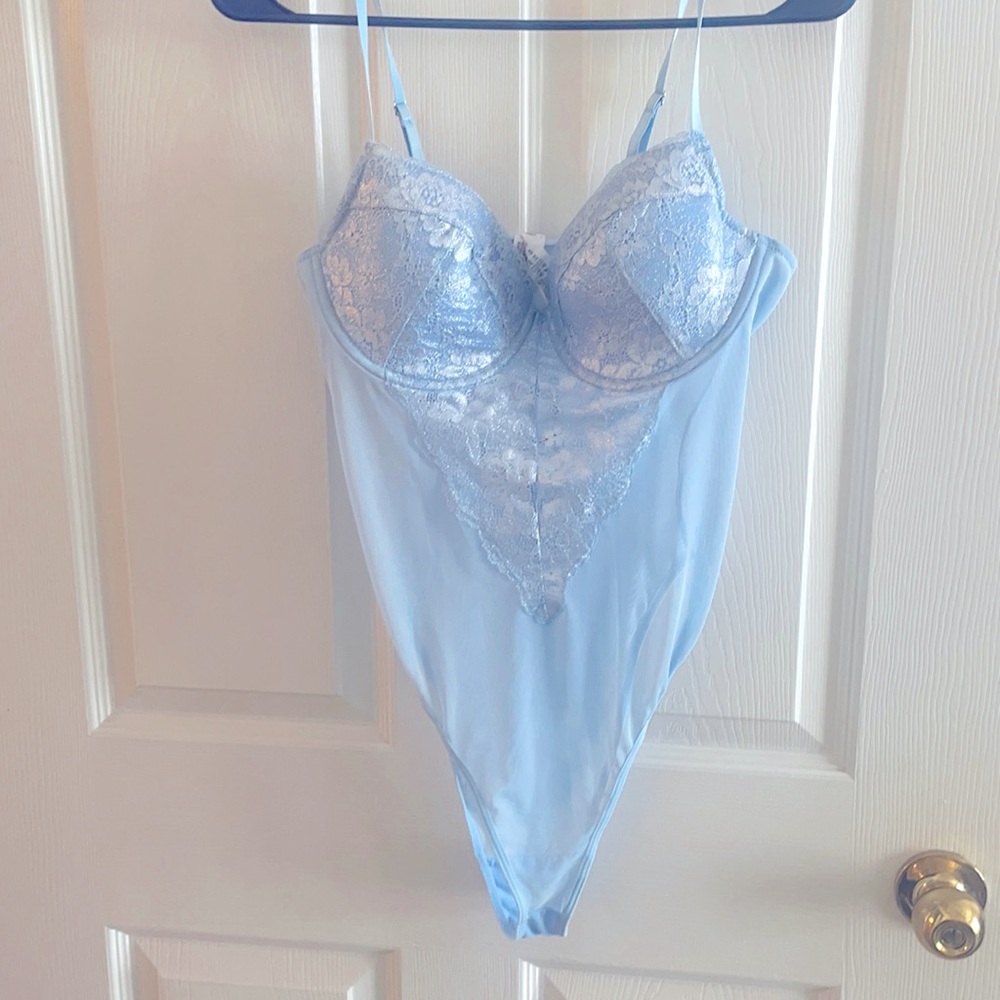 Baby-blue chemise lingerie